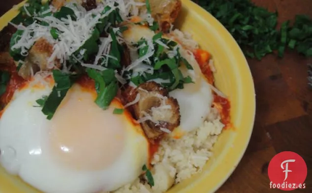 Cocinar el Libro: Huevos Escalfados en Salsa de Tomate sobre Cuscús con Orégano y Perejil