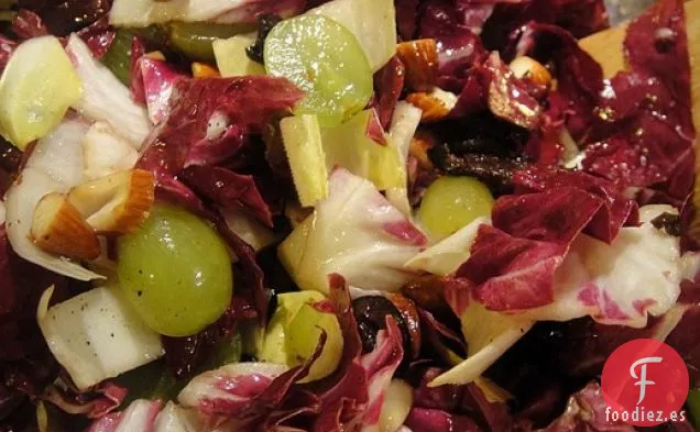 Cocina el Libro: Ensalada de Uva, Almendras y Achicoria con Aceitunas Negras
