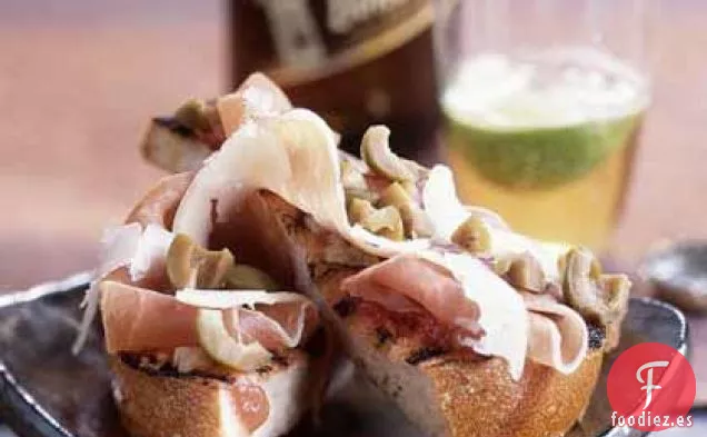 Pan a la Parrilla con Jamón Serrano, Manchego y Aceitunas