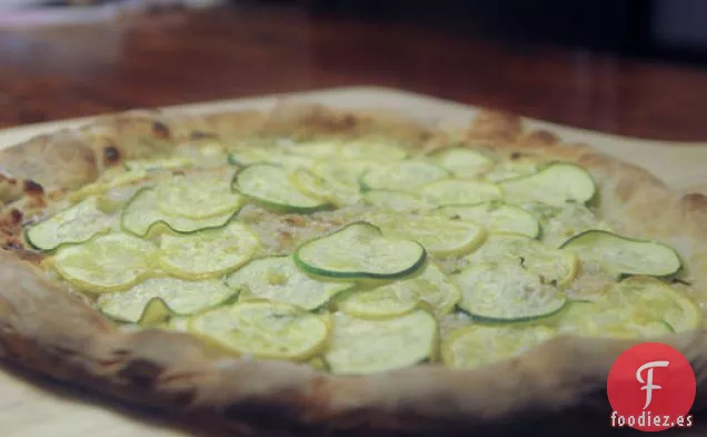 Pizza de Calabaza de Verano con Ajo Asado y Crema Fresca