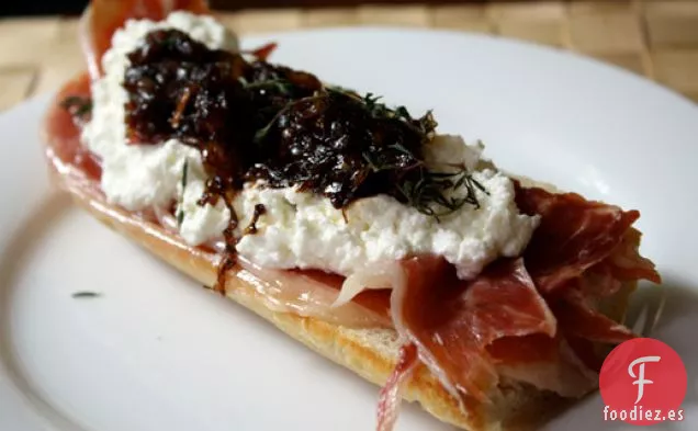 Sándwiches de Jamón de Cara Abierta, Ricota Fresca y Mermelada de Cebolla Roja