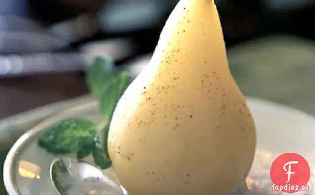 Peras Escalfadas con Crema de Cardamomo