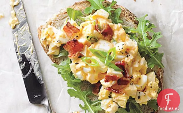 Sándwiches de Ensalada de Huevo con Tocino y Sriracha