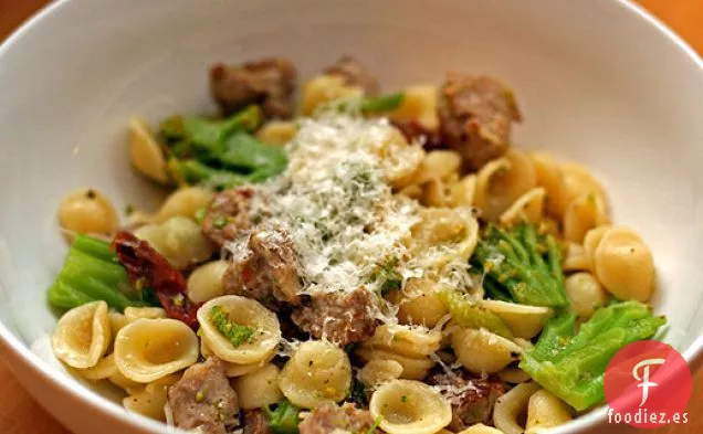 Cena de esta noche: Orecchiette con Salchicha, Brócoli y Ajo Caramelizado