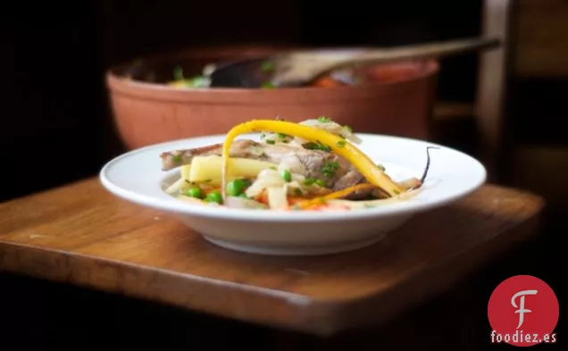 Conejo en Riesling con Verduras de Invierno y Hierbas Frescas