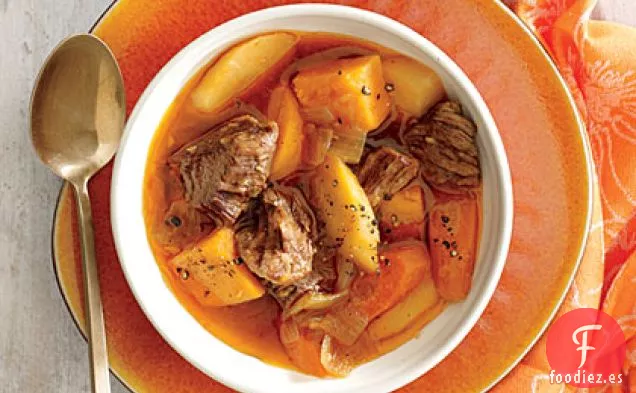 Carne de res estofada con Cebolla, Batata y Chirivía
