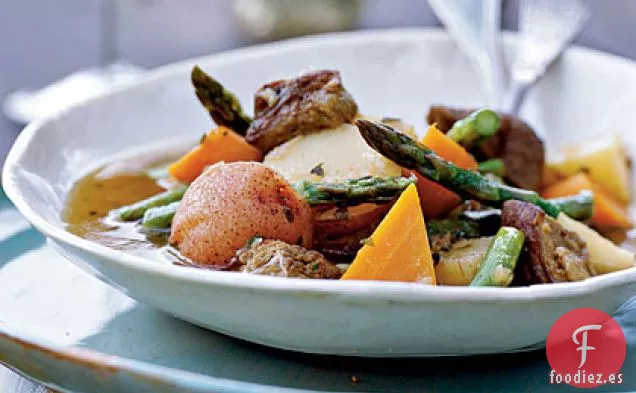 Hombro de Cordero Estofado con Verduras de Primavera, Hierbas Verdes y Vino Blanco