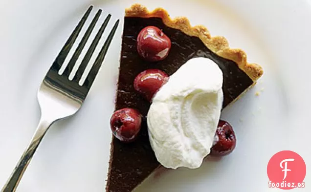 Tarta de Chocolate Negro, Cerezas y Crema Batida de Almendras
