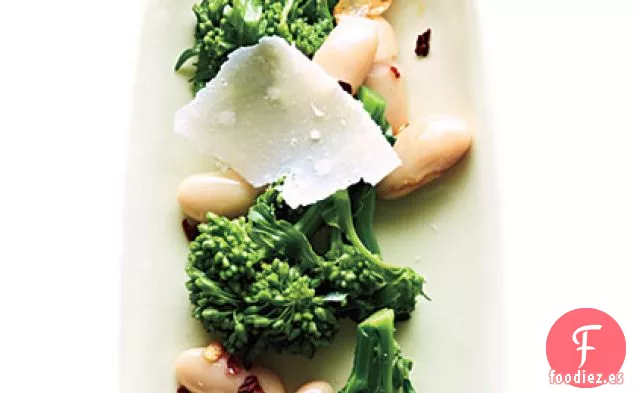 Rabe de Brócoli con Frijoles Blancos y Parmesano