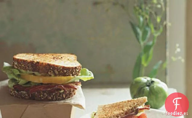 Blts de Aguacate en Pan de Avena Tostado