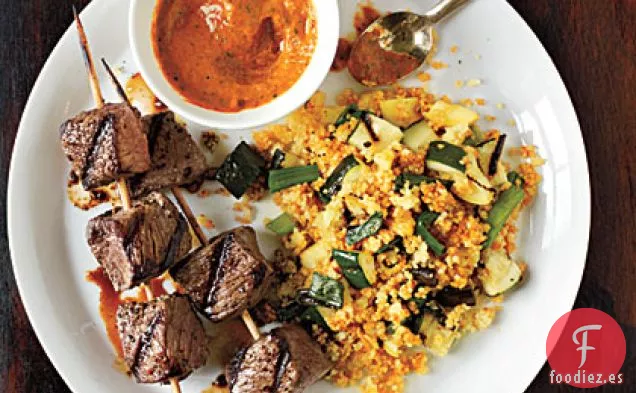 Brochetas de Solomillo con Cuscús de Verduras a la Parrilla y Salsa de Pimienta Ardiente