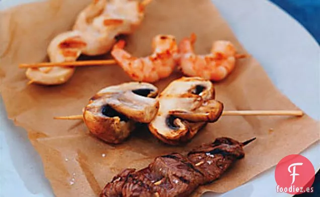 Brochetas de Ternera, Pollo, Camarones y Champiñones a la Parrilla