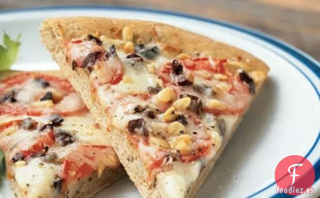 Pizza de Fontina, Oliva y Tomate con Corteza de Trigo Integral de Albahaca