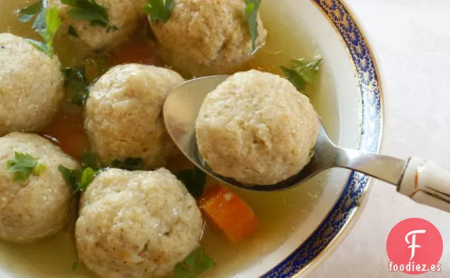 Sopa de Bolas de Matzo de Pollo