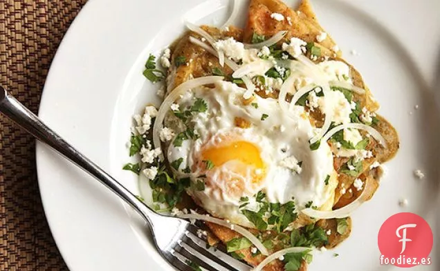 Chilaquiles Verdes con Huevos Fritos