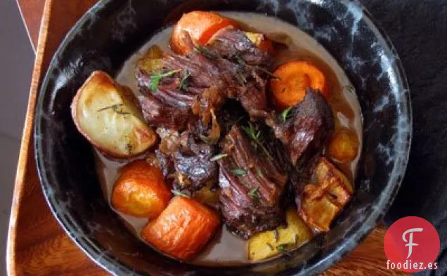 Asado A Ajo Con Patatas Asadas Y Tubérculos