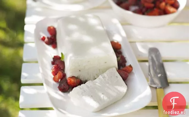 Rodaja de coco helado y lima con fruta de verano