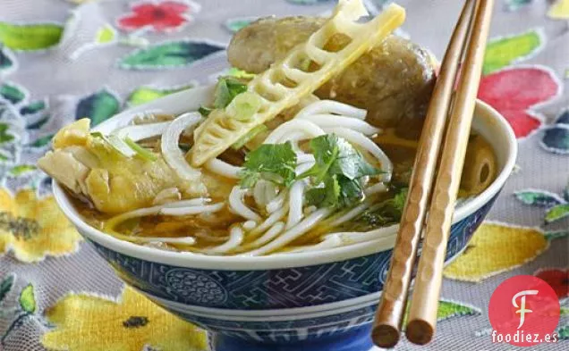 Bun Mang Ga (Brotes de Bambú Vietnamitas y Sopa de Fideos de Arroz con Fideos y Fideos de Pollo)