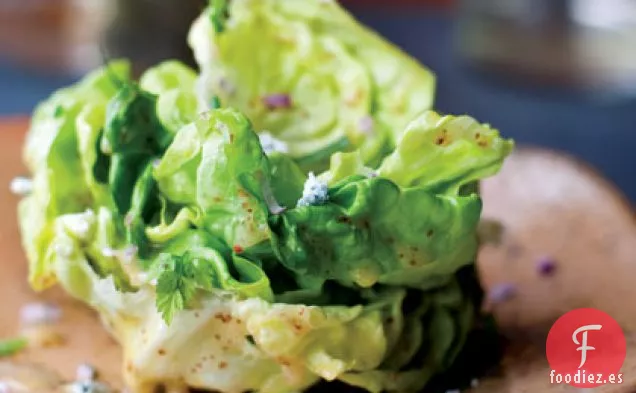 Lechuga de Mantequilla y Hierbas Frescas con Queso Azul Maytag