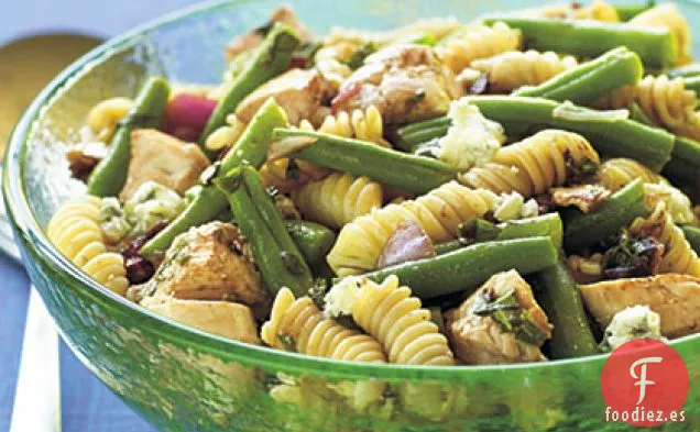 Ensalada de Pasta de Pollo, Frijoles y Queso Azul con Vinagreta de Tomate Secado al Sol