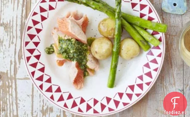 Salmón escalfado fácil con salsa verde