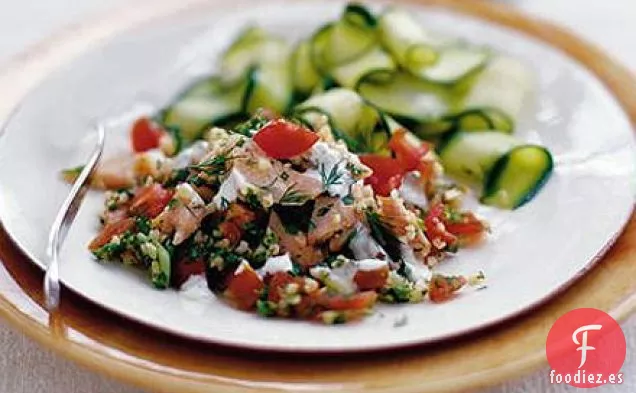 Ensalada de trucha ahumada y trigo bulgur