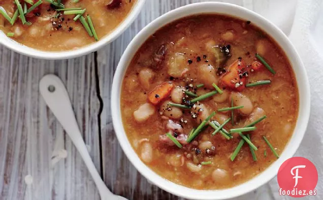 Sopa Cremosa de Frijoles Blancos con Corvejones de Jamón Ahumado