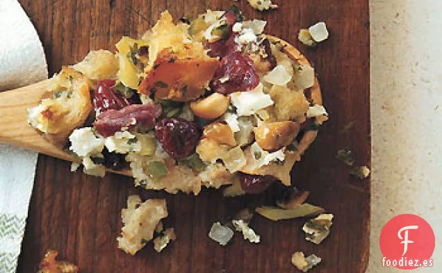 Relleno de Pan Campestre con Jamón Ahumado, Queso de Cabra y Cerezas Secas