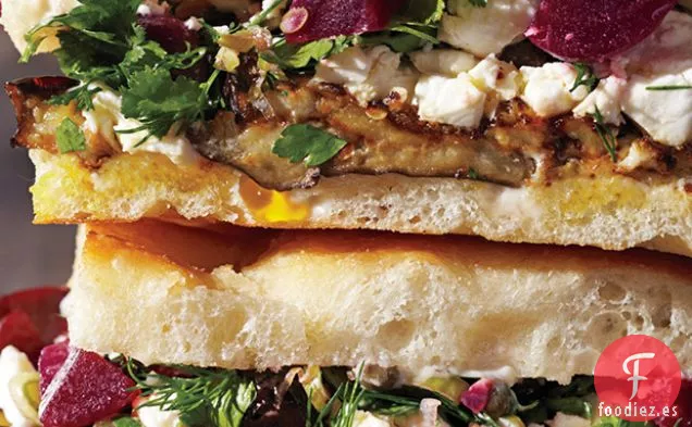 Sándwiches de Berenjena Asada y Remolacha en Escabeche
