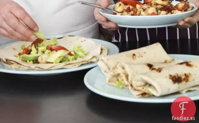 Fajitas de pollo con aderezo de aguacate y César