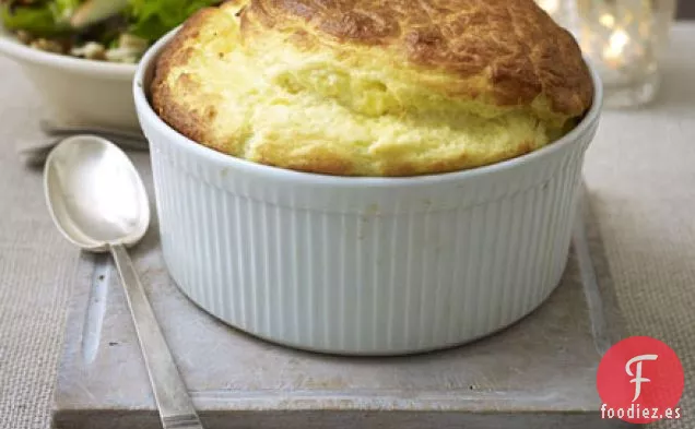 Soufflé de queso y ensalada de temporada