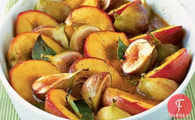 Frutas asadas con especias con salsa de miel y naranja