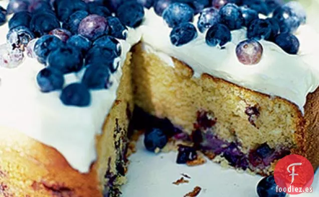 Pastel de crema agria de arándanos con glaseado de tarta de queso