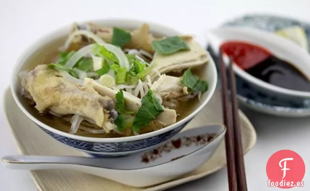 Pho Ga (Sopa Vietnamita de Fideos con Pollo y Jengibre)