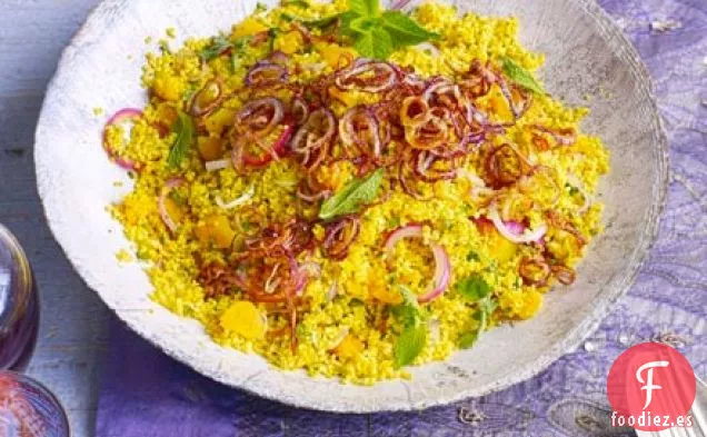 Cuscús dorado con albaricoques y cebollas crujientes