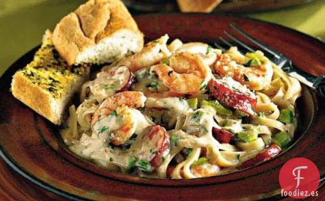 Camarones Cajún y Salsa Alfredo de Andouille Sobre Pasta