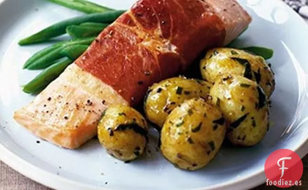 Salmón envuelto en panceta