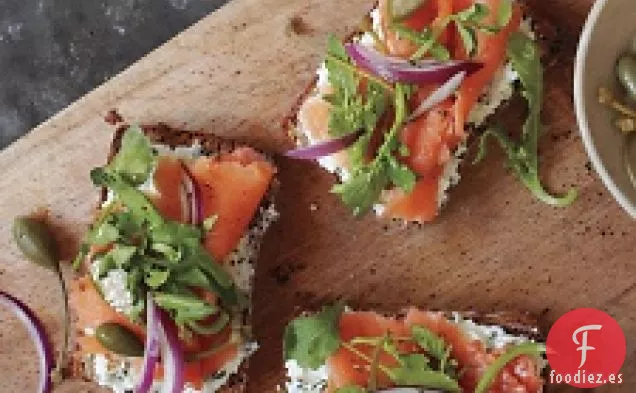 Tartines De Pan Sin Semillas Con Queso De Cabra A Base De Hierbas Y Salmón Ahumado