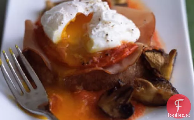 Huevos Escalfados con Tomates Asados, Champiñones y Jamón