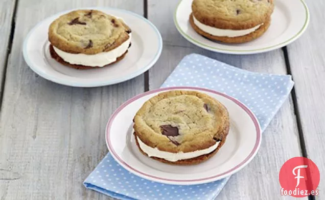 Sándwiches de helado de galletas con chispas de chocolate