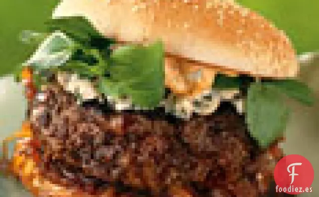 Hamburguesas de Andouille y Carne de res con Mayonesa Picante y Cebollas Caramelizadas