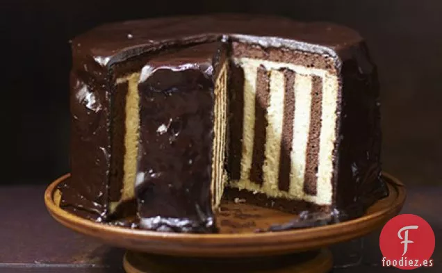 Pastel de chocolate y naranja con espuma