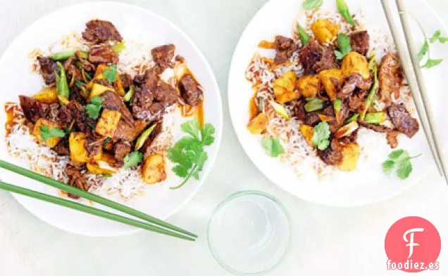 Salteado de piña, carne de res y jengibre