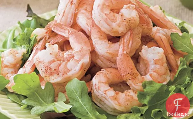 Camarones Hervidos Picantes Con Salsa Cremosa De Suero De Mantequilla y Aguacate