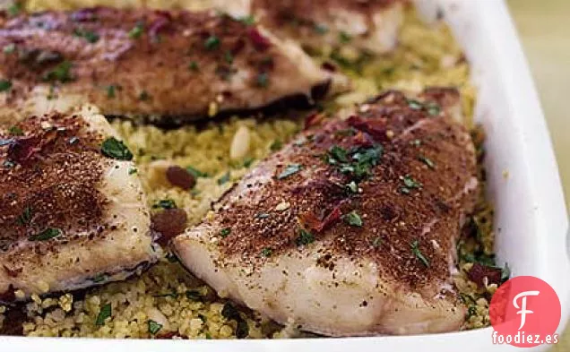 Filetes de eglefino untados con especias sobre cuscús de naranja y perejil