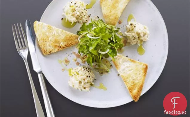 Mayonesa de cangrejo con tostada de Melba y ensalada de hierbas
