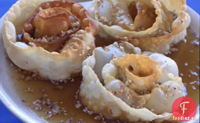 Espirales de Pastelería Frita con Miel, Sésamo y Nueces