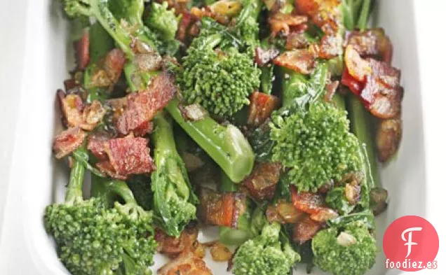Brócoli de tallo largo con cebolla salteada y tocino