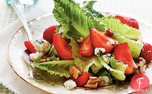 Romaine con Nueces Tostadas y Fresas en Escabeche