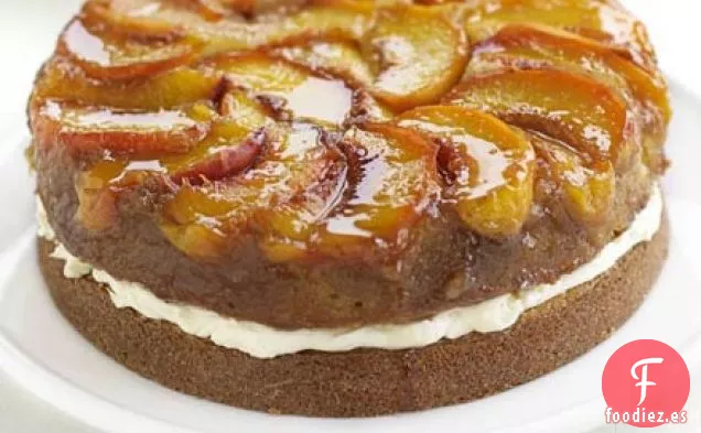 Pastel de duraznos y crema boca abajo